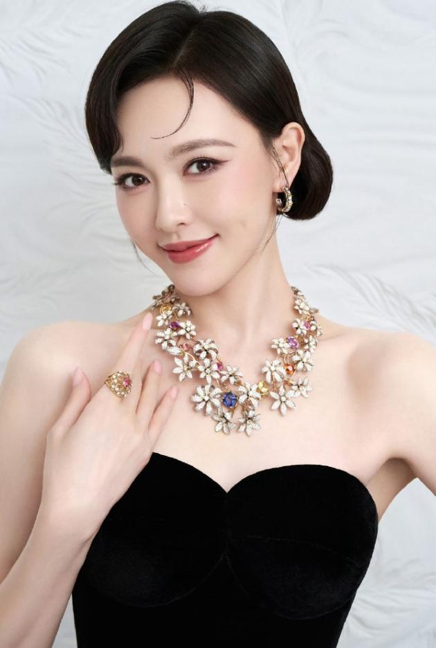 唐嫣网传新饼《铜色森林》！《铜色森林》是国民谍战片，女一番的谍战剧挺稀缺的，但