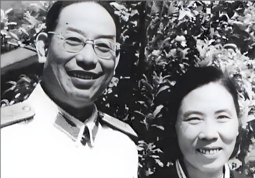 1938年，许光达和分别10年的妻子终于团聚。谁料，就在妻子要扑到许光达怀里时，