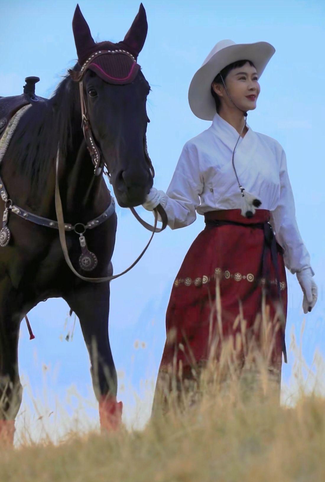 贺娇龙突然离世，最戳心的不是她飒爽的骑马背影，而是那句网传的女儿心声：“