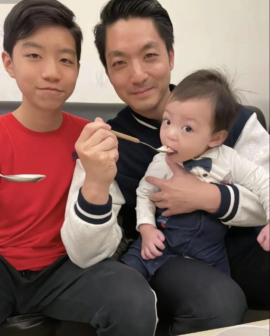 蒋万安蒋市长，回家后是三个娃的家长，更是太太石舫亘的忠实迷弟，父亲角色是最主要