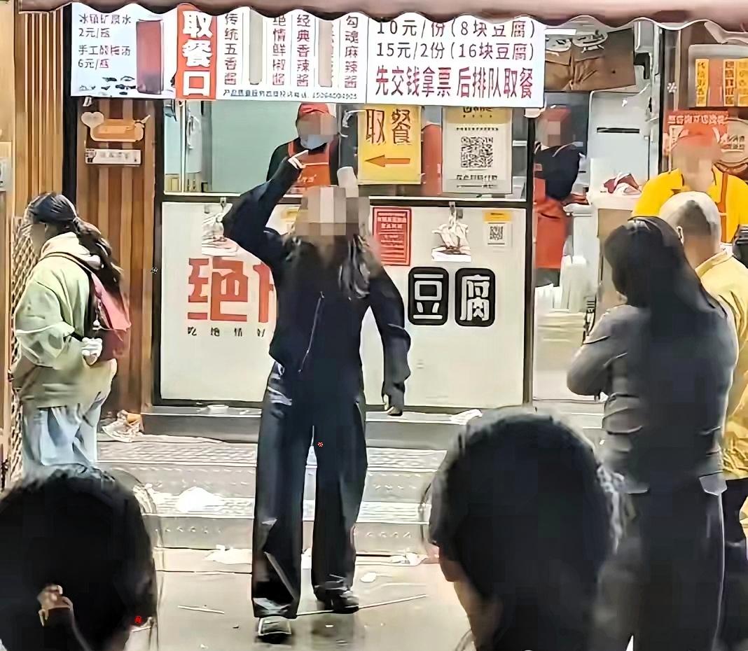 🌙“周扒皮都甘拜下风！”山东济南，一女子大年初五要回杭州上班，想跟父亲吃顿饭，