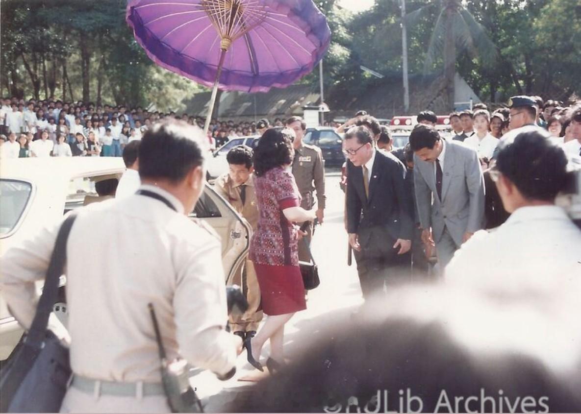 王室王室泰国王室暹罗往事老照片：1991年11月26日，颂妃参加兰甘亨大学建校