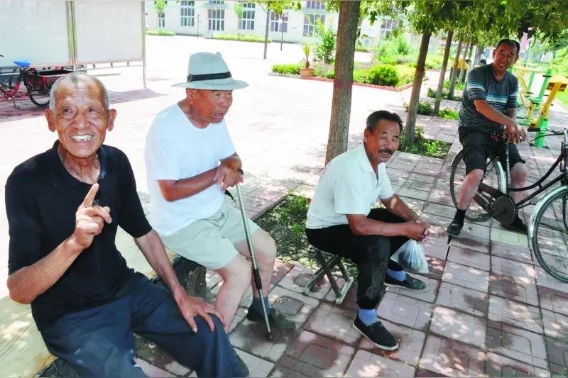 我的三个小舅子上楼后悔了，他们三兄弟是我们周边第一批拆迁上楼的农民。现在已经