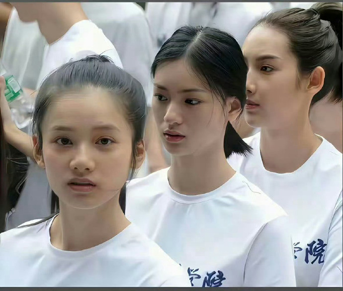 学生时代的张婧仪就长的与众不同，超有气质，比现在青涩了许多，眼睛很传神