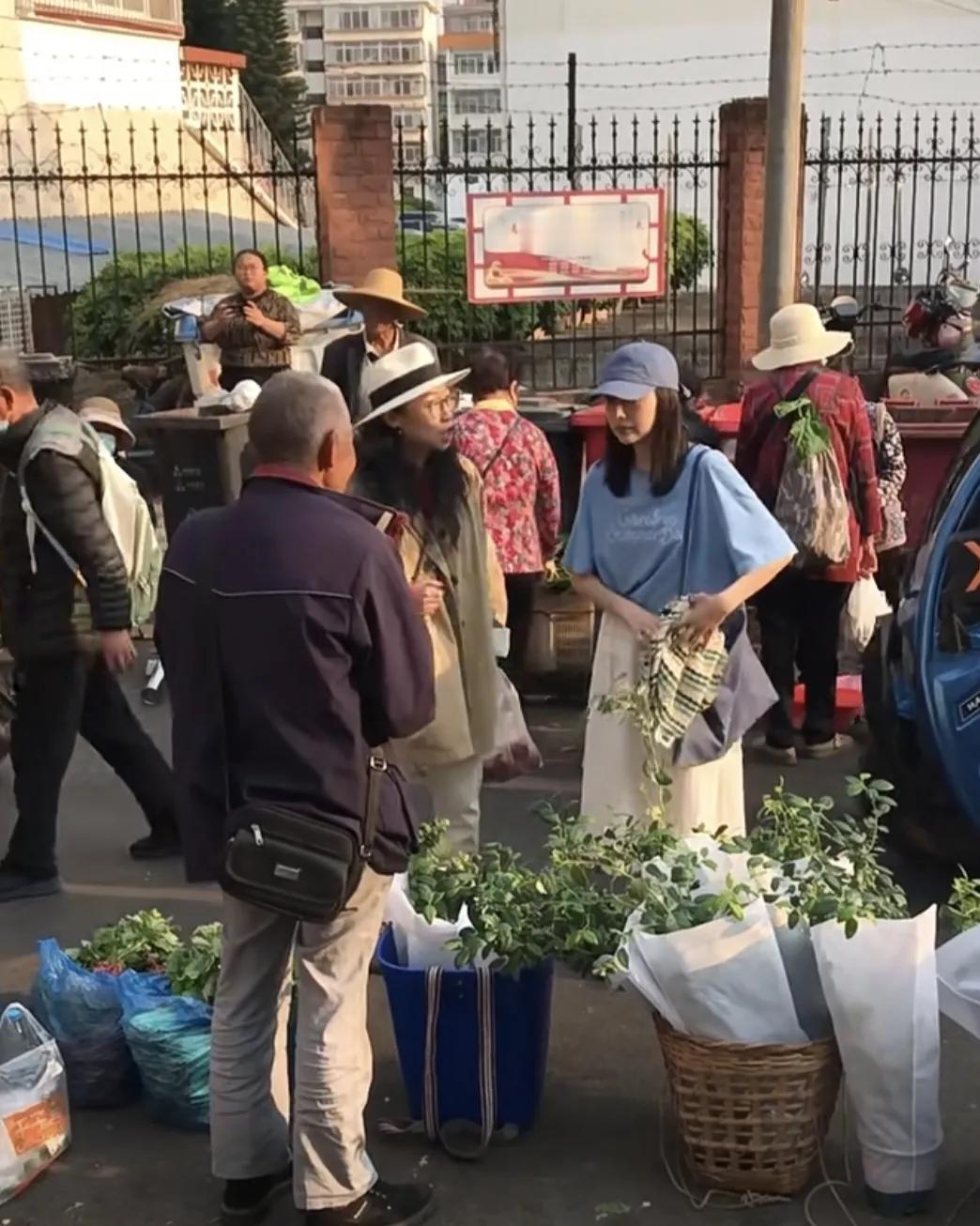 46岁董洁云南菜市场路透，状态好到犯规谁能想到，46岁的董洁会出现在烟火气