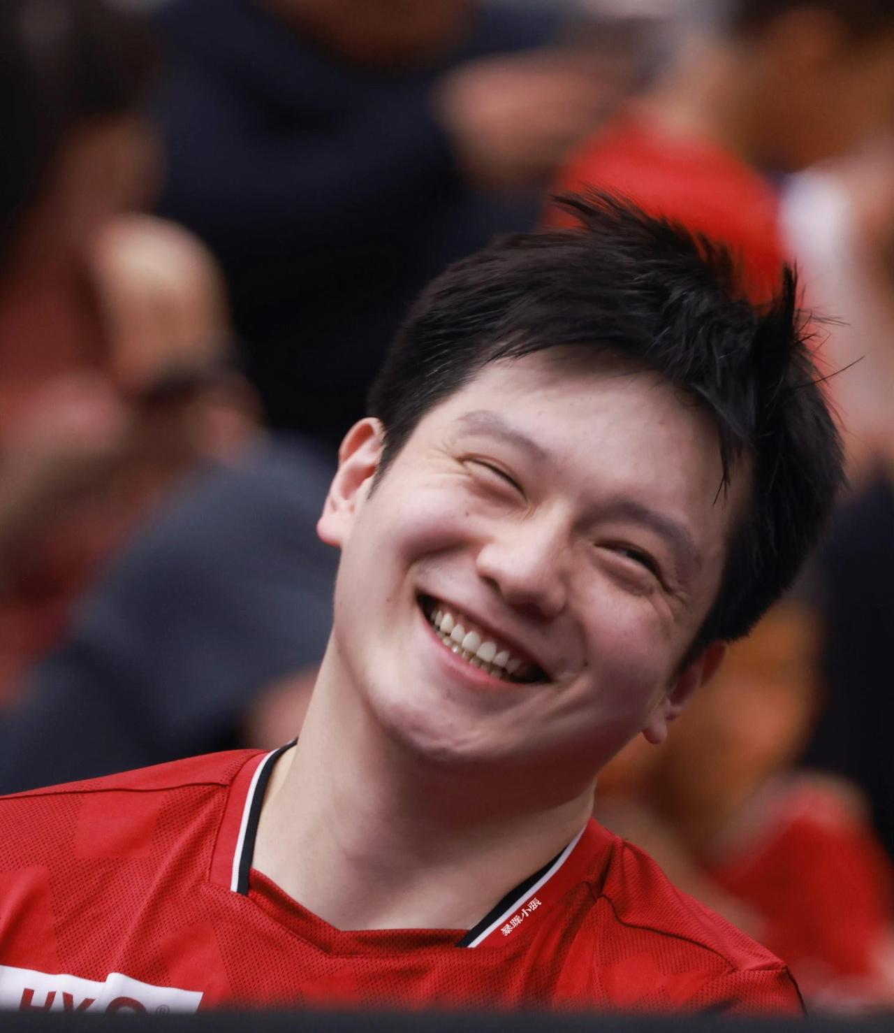 太让人感动了！这么多人祝樊振东生日快乐最让我感动的是，樊振东恩师吴敬平教