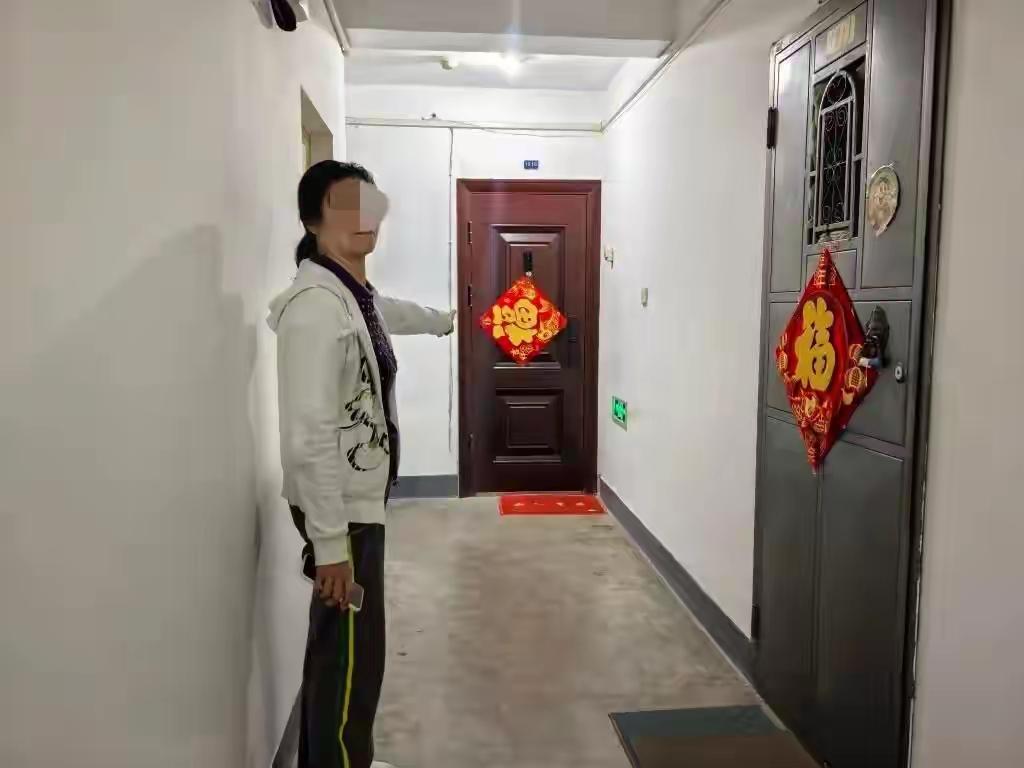 青岛市南海边老居民楼惊变网红民宿！七旬夫妇夜夜难眠，凌晨酒疯吵闹不断，法律利剑出