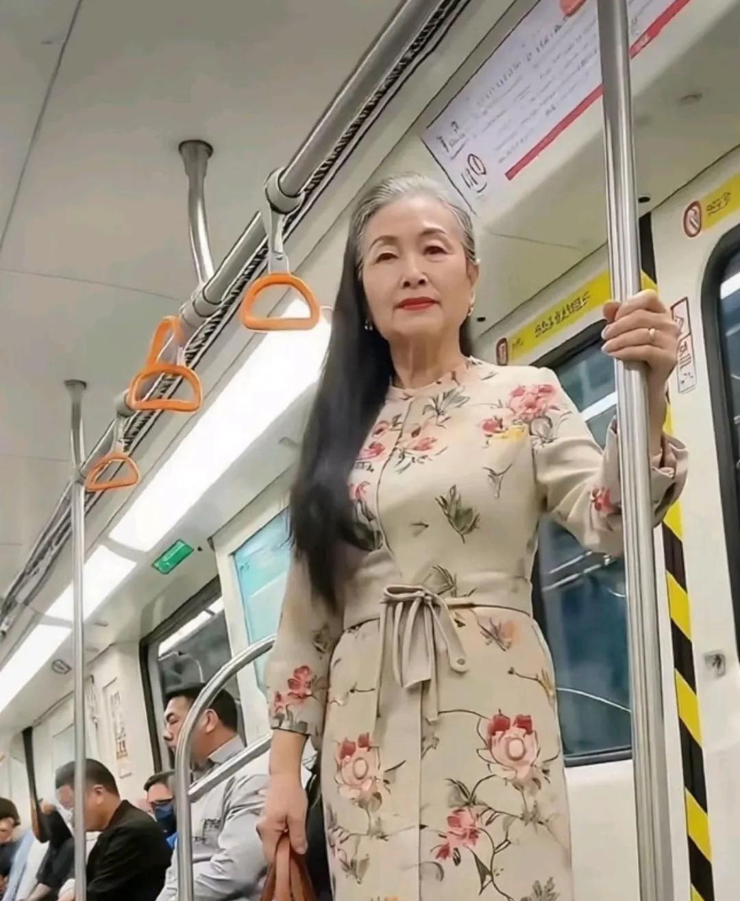 地铁‎﻿⁠上碰‌到一位大妈‍﻿，看着有60多岁了，打扮得特﻿别精致。花色连衣裙‏