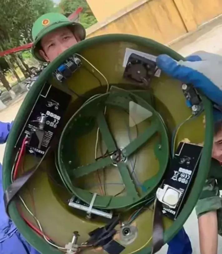 越军使用的绿头盔其实不是钢制头盔。因为越南属热带雨林地区，气侯非常炎热，为保证越