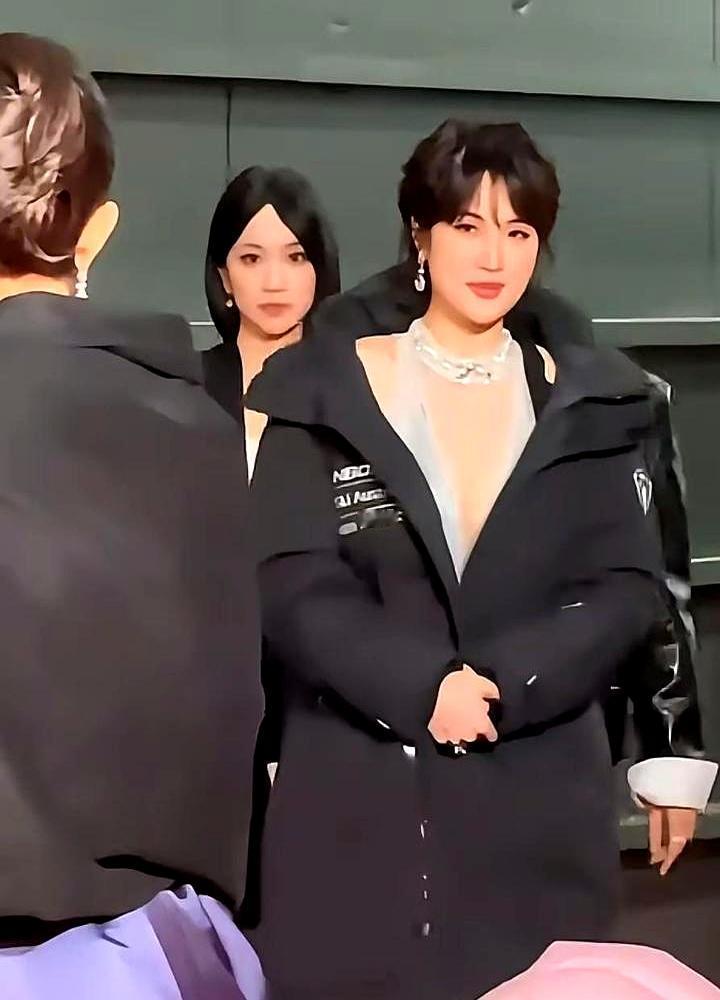 杨幂那个白眼，根本不是甩给姚安娜的，是甩给背后那些只看家世、不懂作品的蠢资本看的