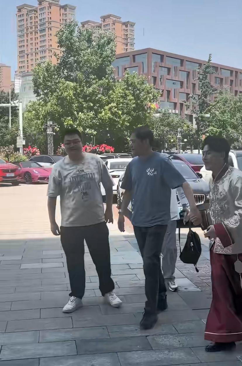 【德云社郎昊辰这个举动证明高峰没有白疼他？】今天，德云社相声演员、高峰大徒弟郎
