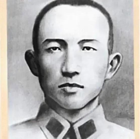 1935年，王耀武俘虏了一个红军师长，审讯时发现他衣衫破烂不堪，浑身上下只有一个