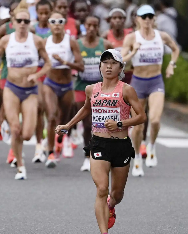 12秒24！瑞士女飞人坎邦吉勇夺东京世锦赛女子跨栏第一女飞人称号。在刚刚结束的东