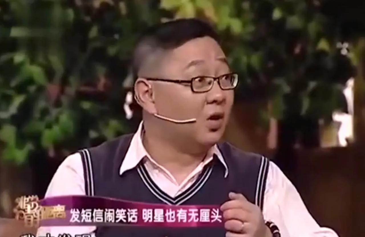 主持人张绍刚说，我有一次因为群发短信闹出过笑话的经历。我这人无论大小事儿都挺爱