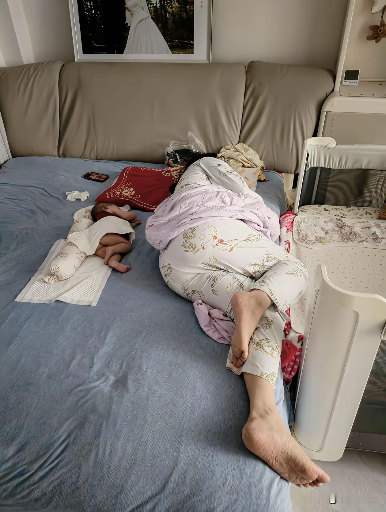 果然是亲生母子（父女），睡觉姿势都复刻了，也太像啦[捂脸哭][捂脸哭][捂脸哭]