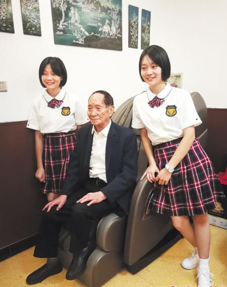 当年，袁隆平给自己的两个孙女取了很有意思的小名：一个叫大米，一个叫小米。两个孙女