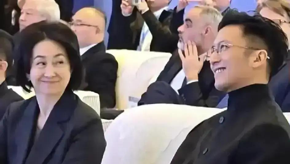 刚撕下舞台耳返，谢霆锋转身就进了何超琼的会议室。明星跨界餐饮？不，这次是教