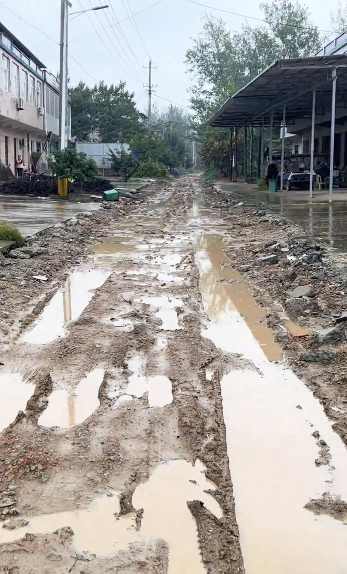 这是我们村里面的一段路，下雨就这个样子，之前村里组织每家每户出一千块钱把路修起来