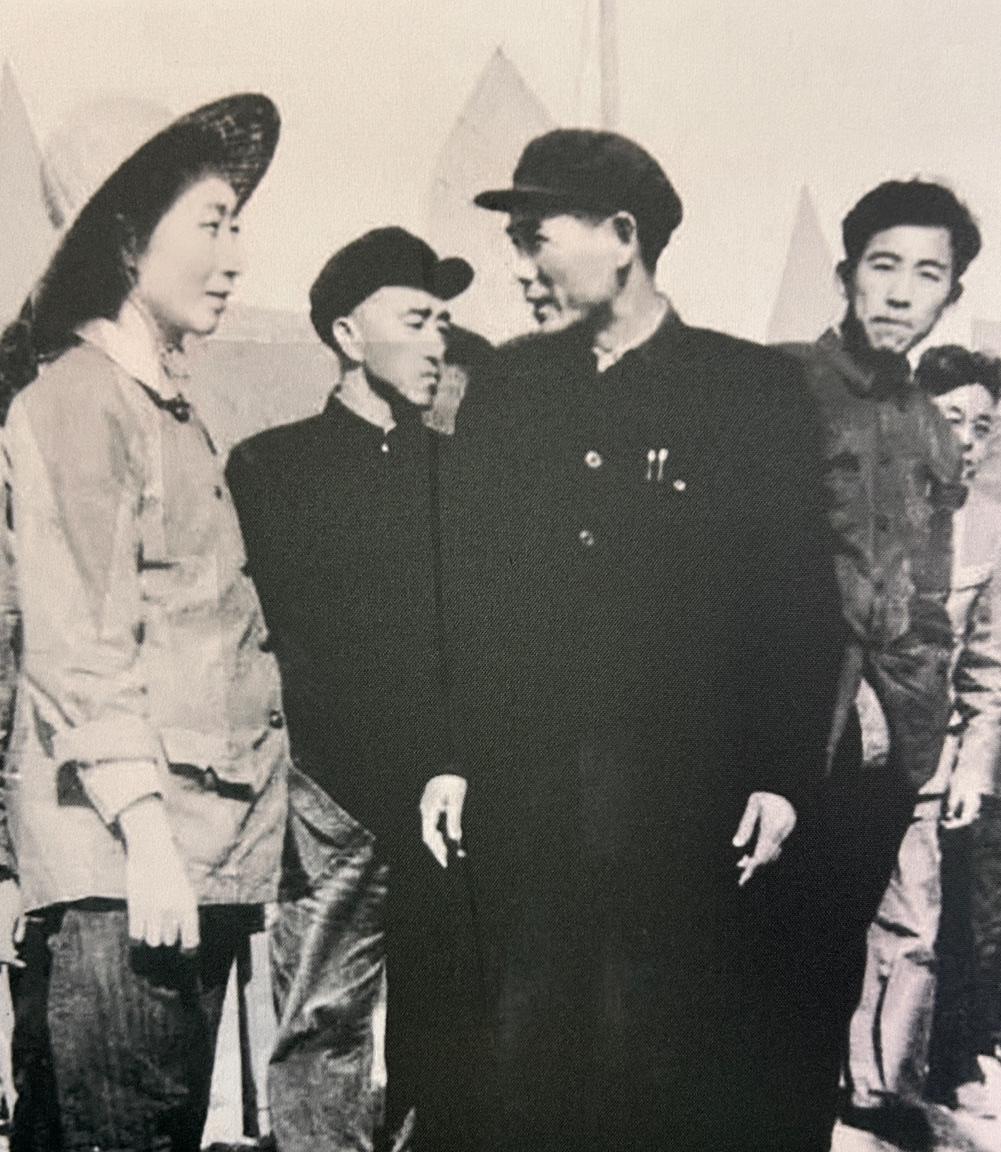 1959年3月31日，湖北省省长张体学、水电部副部长钱正英在丹江口工程施工现场。