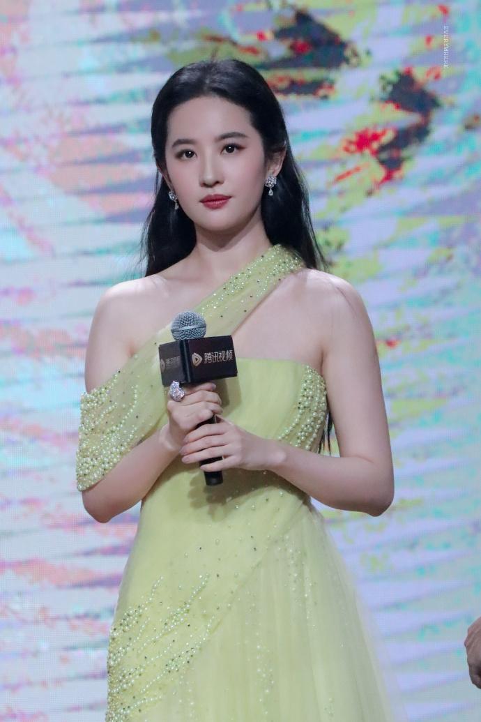 虽然刘亦菲是大家公认的神颜，顶级美貌拥有者，但很多人喜欢她确实因为她有一种非常迷