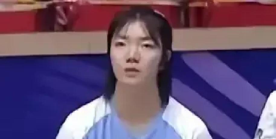 赛场灯光下，大家都在欢呼。镜头跟着李盈莹，却意外扫到了后排看台的角落。一个