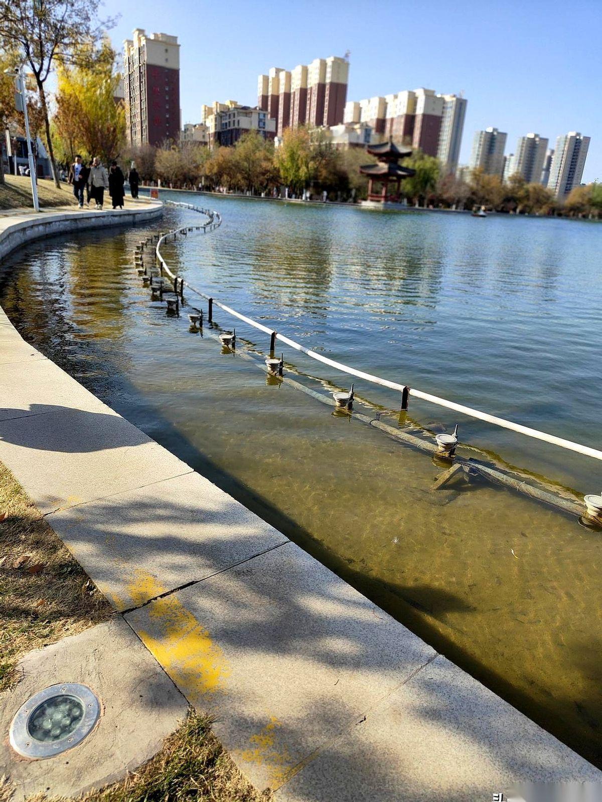 我算是想明白了，一个家，没了爸，天塌了一半，但只要妈还在，那家就还是个家。可要