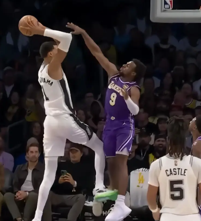 布朗尼被隔扣有感不知道大家发现没有，最后一节文班背打斯玛特时，布朗尼在场边双手