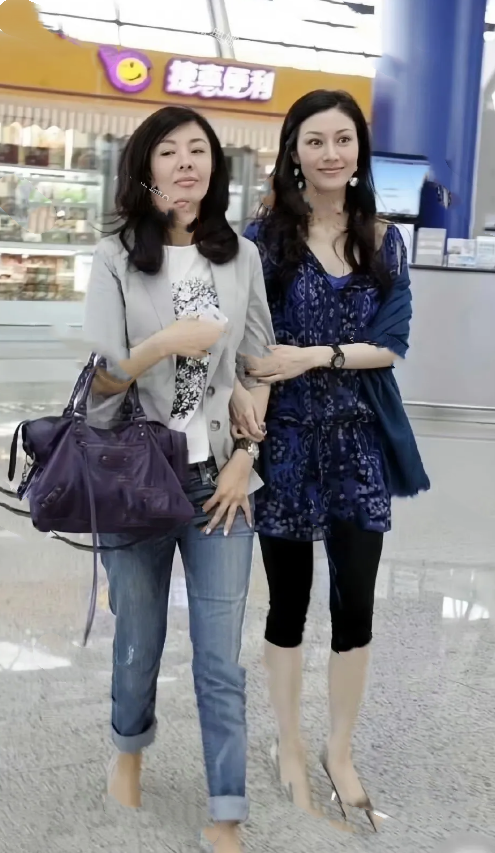李嘉欣真的是中了基因彩票，同样是一个妈生的，亲姐姐李嘉明颜值就差好多，而且两人的