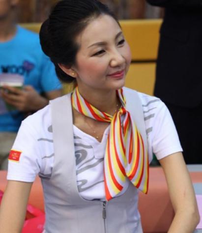2012年，一架飞乌鲁木齐的飞机升至5000米高空，空姐忽然推着餐车猛地撞向驾驶