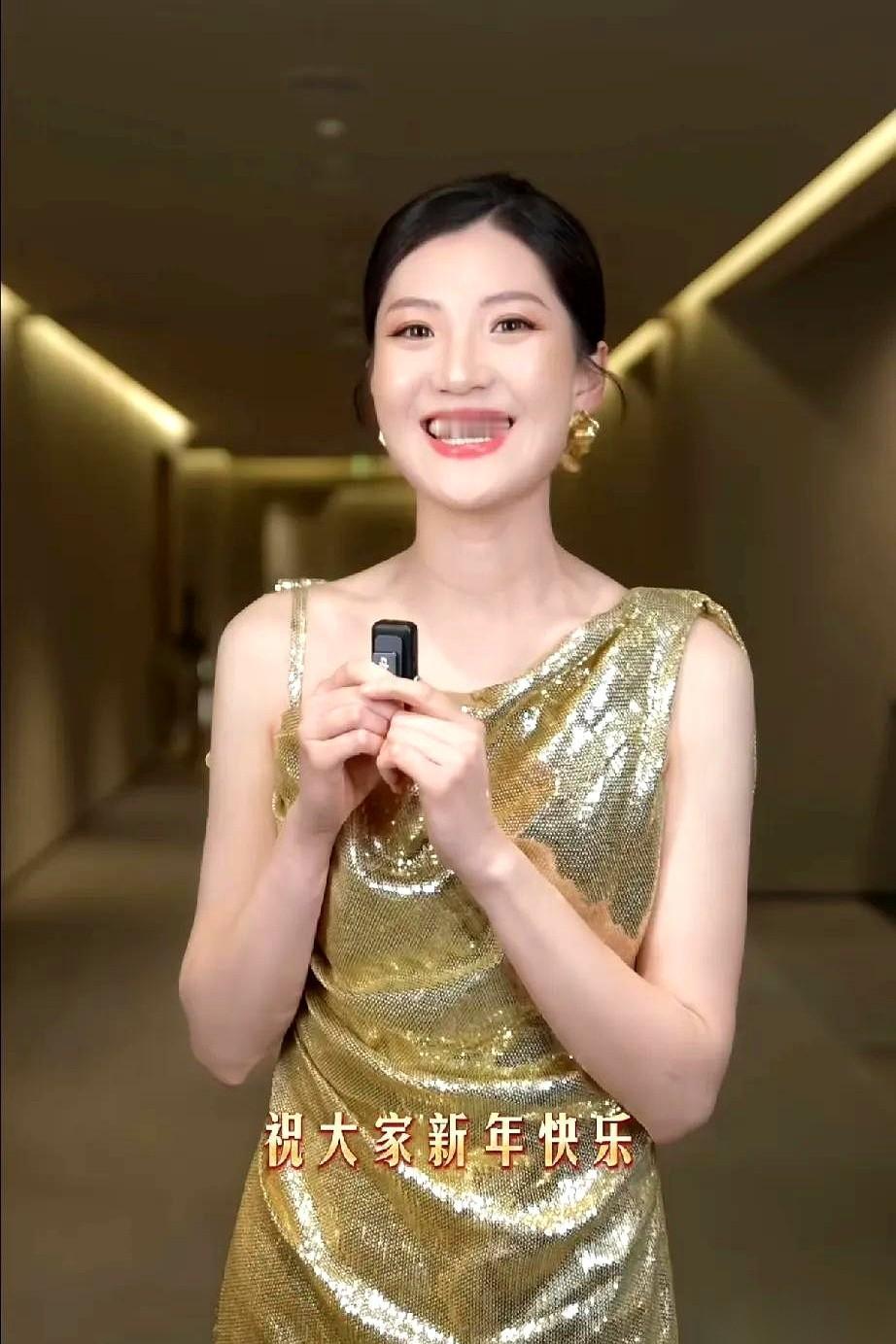 年度最好笑的一个词，诞生了：假唱。而且是用在与辉同行那群“卖东西的”主播身上。