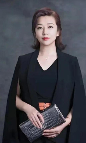 演员江珊说：“当年我跟高曙光离婚后，在工作时又遇到了小9岁的靳东，靳东他有次去昆