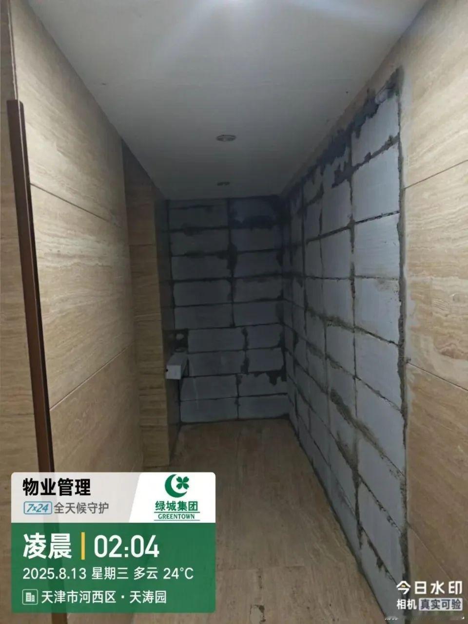 天津，一男子出差归来，拖着行李在自家单元门口懵了，原本气派敞亮的一楼大堂，竟被一