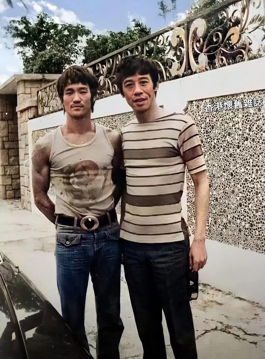 年轻时的李小龙和胡枫老胡比龙哥大8岁，老胡还好的很[微笑]