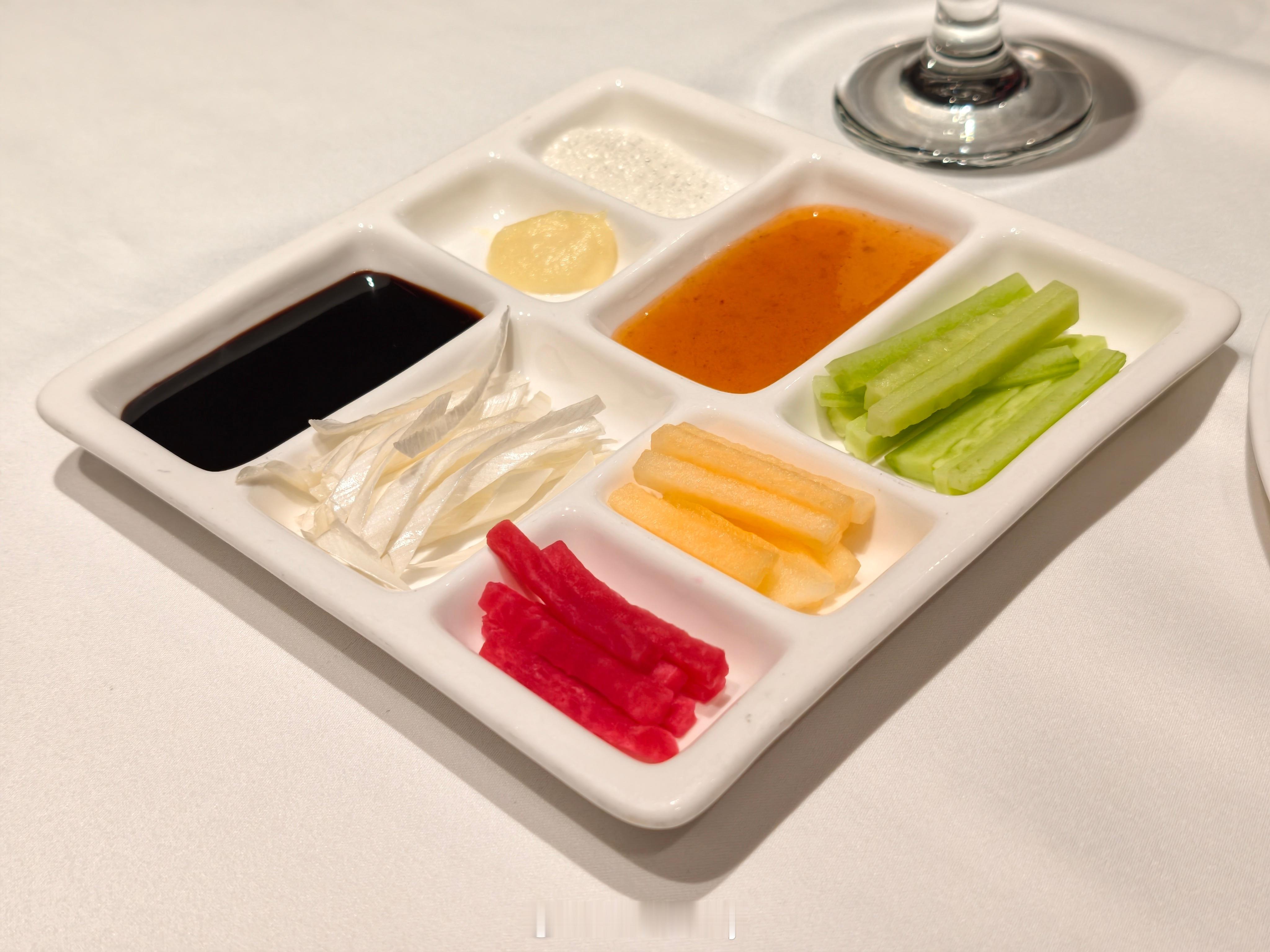 我一北京人吃烤鸭也吃出特别的感觉了。其实平时大家吃饭没那么讲究。该咋夹烤鸭，咋夹