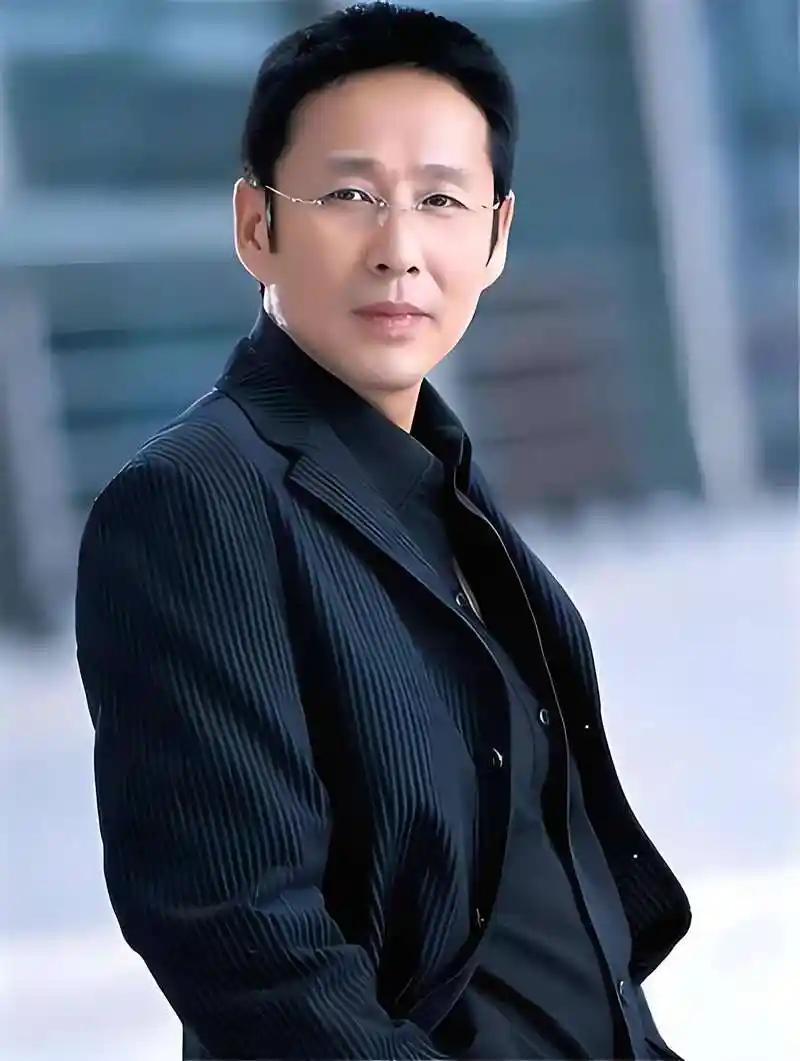 陈道明令人醍醐灌顶的一段话：“保护自己最好的方法是，不期待伴侣爱你，不期待父母理