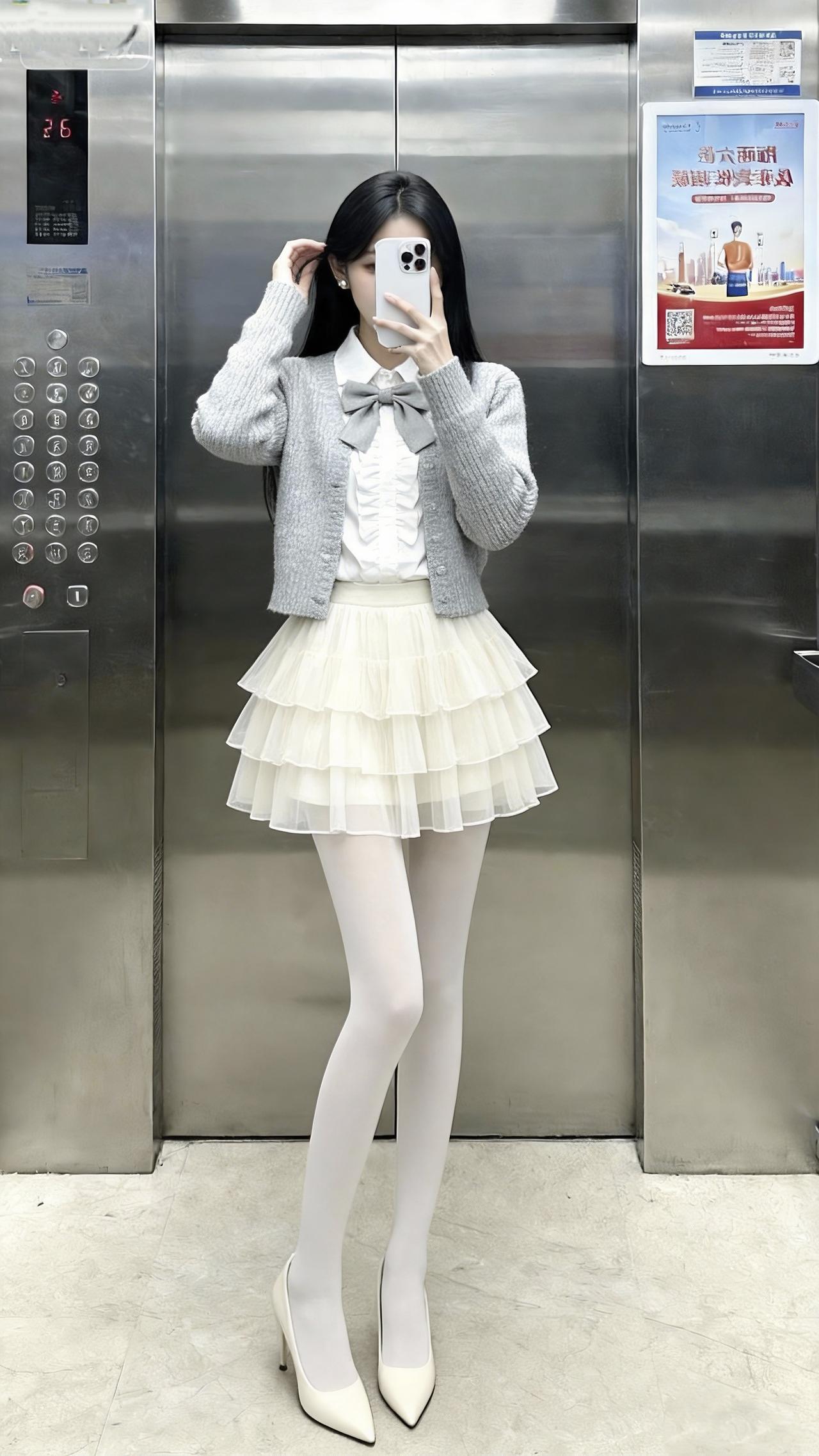 奶灰开衫裹着软乎乎的温柔，蓬蓬纱裙一摆像把云朵穿在了身上～白丝袜配尖头鞋，甜里藏