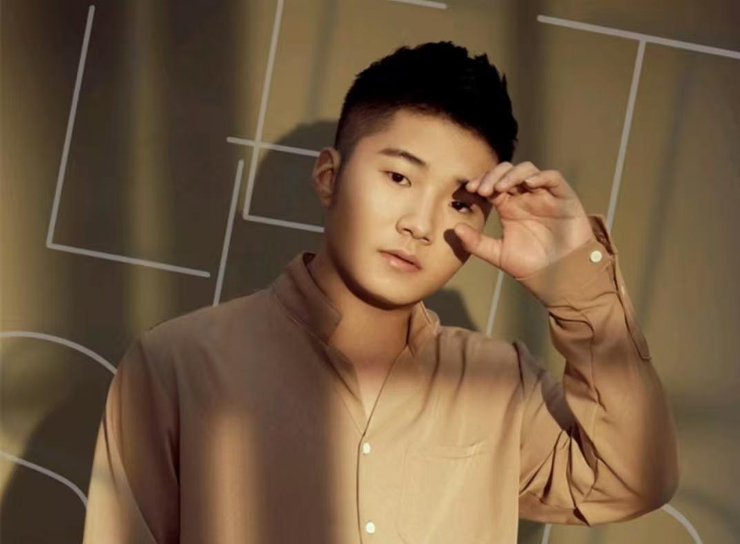 下次遇到当众批评你，试试岳云鹏这招。梁源刚把选手骂僵，他立刻接话：“源哥，我明