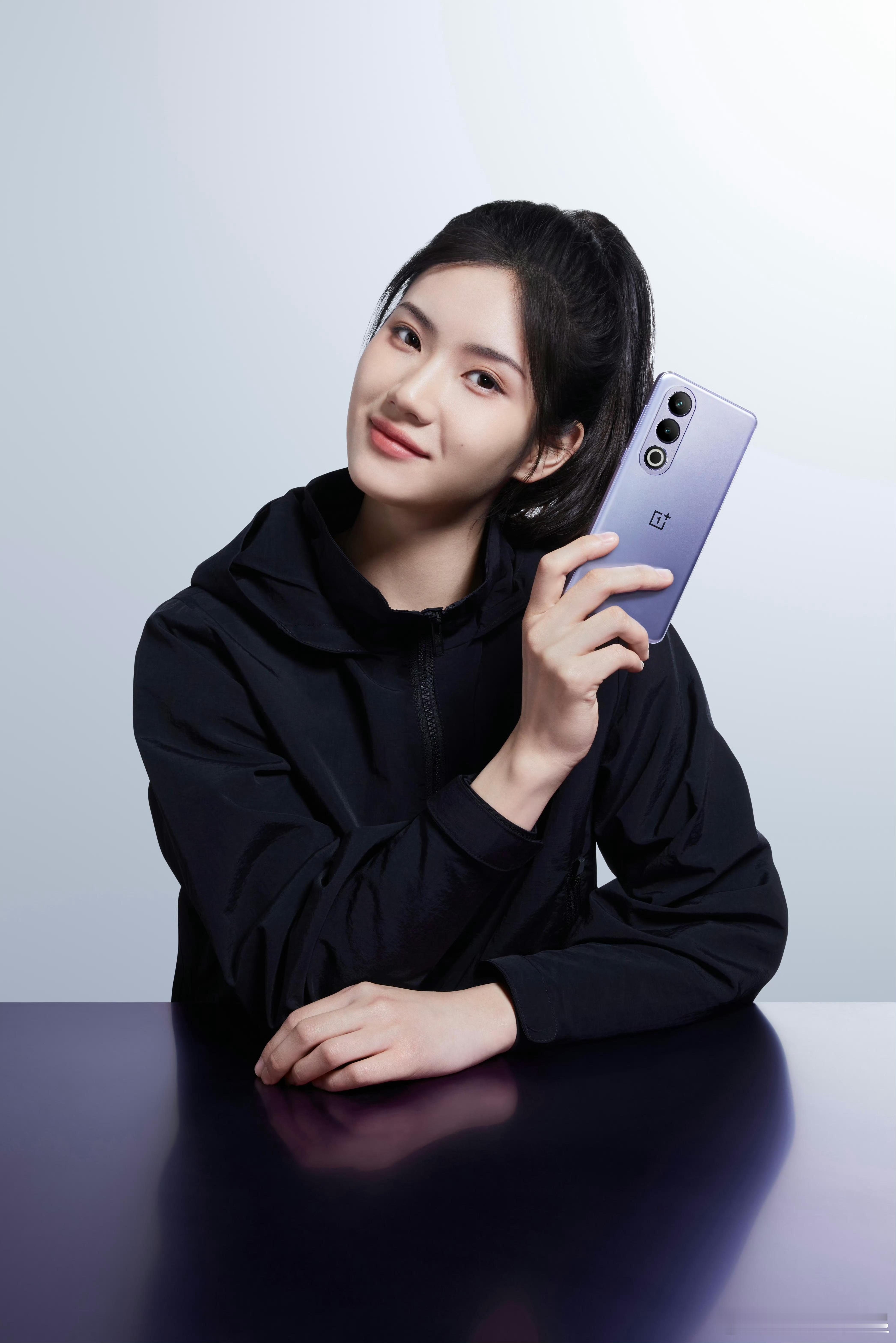 荣耀这海报，怎么感觉有点椰树风，还是觉得夏思凝好看荣耀Magic8ProAi