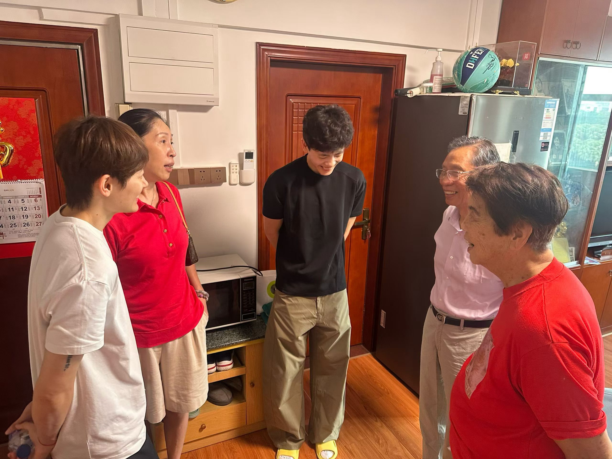 国庆佳节，广东全运女篮主教练郑薇和队员杨力维、杨舒予一同去探望钟南山院士和李少芬