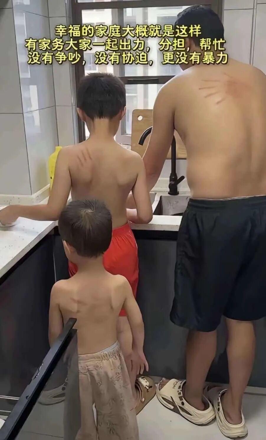 一家人一起洗碗，其乐融融。只因家里有个练铁砂掌的[呲牙笑]