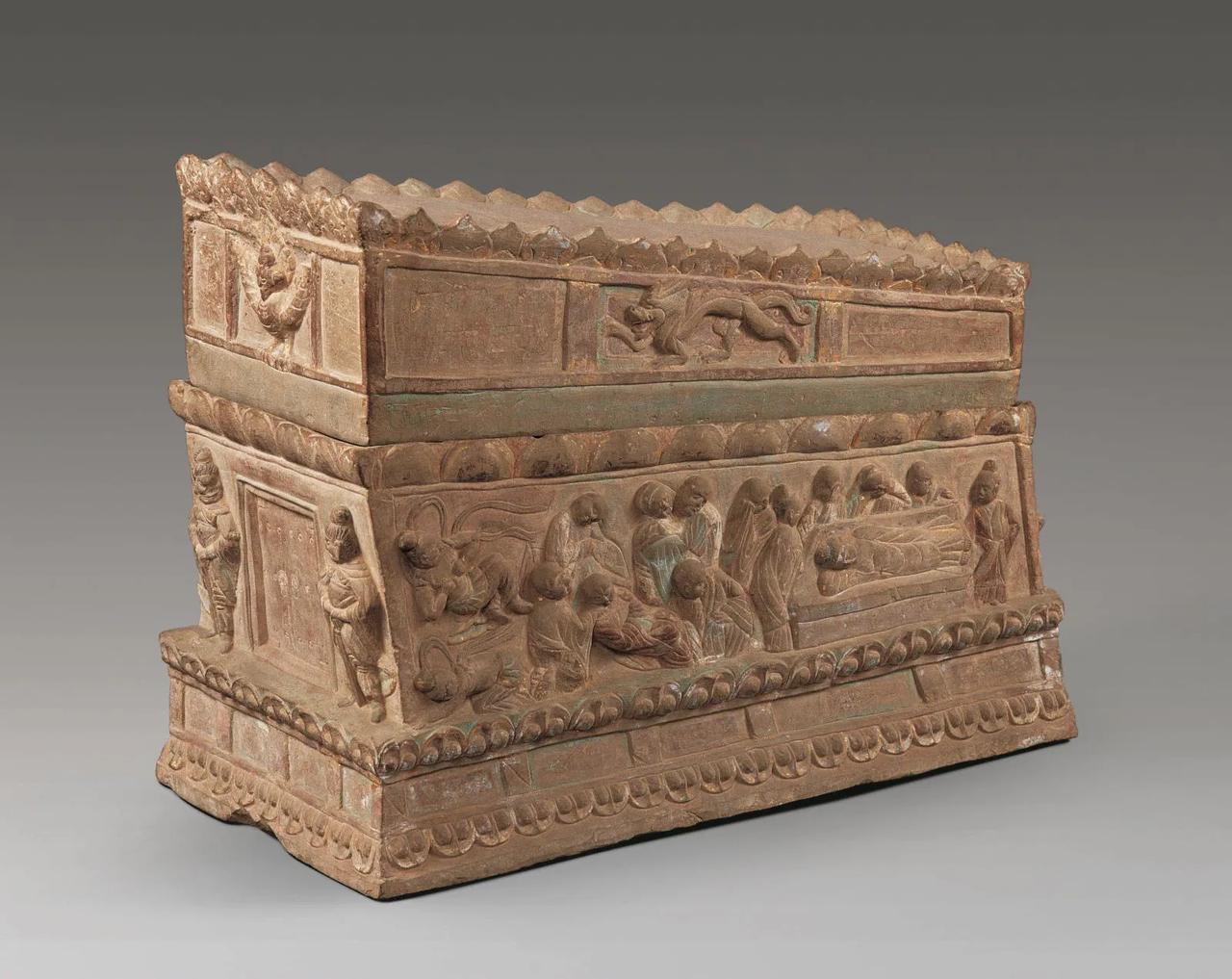 1957年，甘肃一瓦匠，突然搬回家一口刻满神像的小石棺，妻子觉得晦气，正要丢掉，