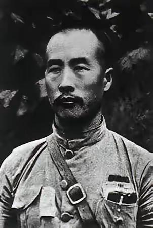 1938年，韩复榘在武昌吃枪子儿，浑身七个血窟窿，脑门就占了俩。老蒋一听就炸
