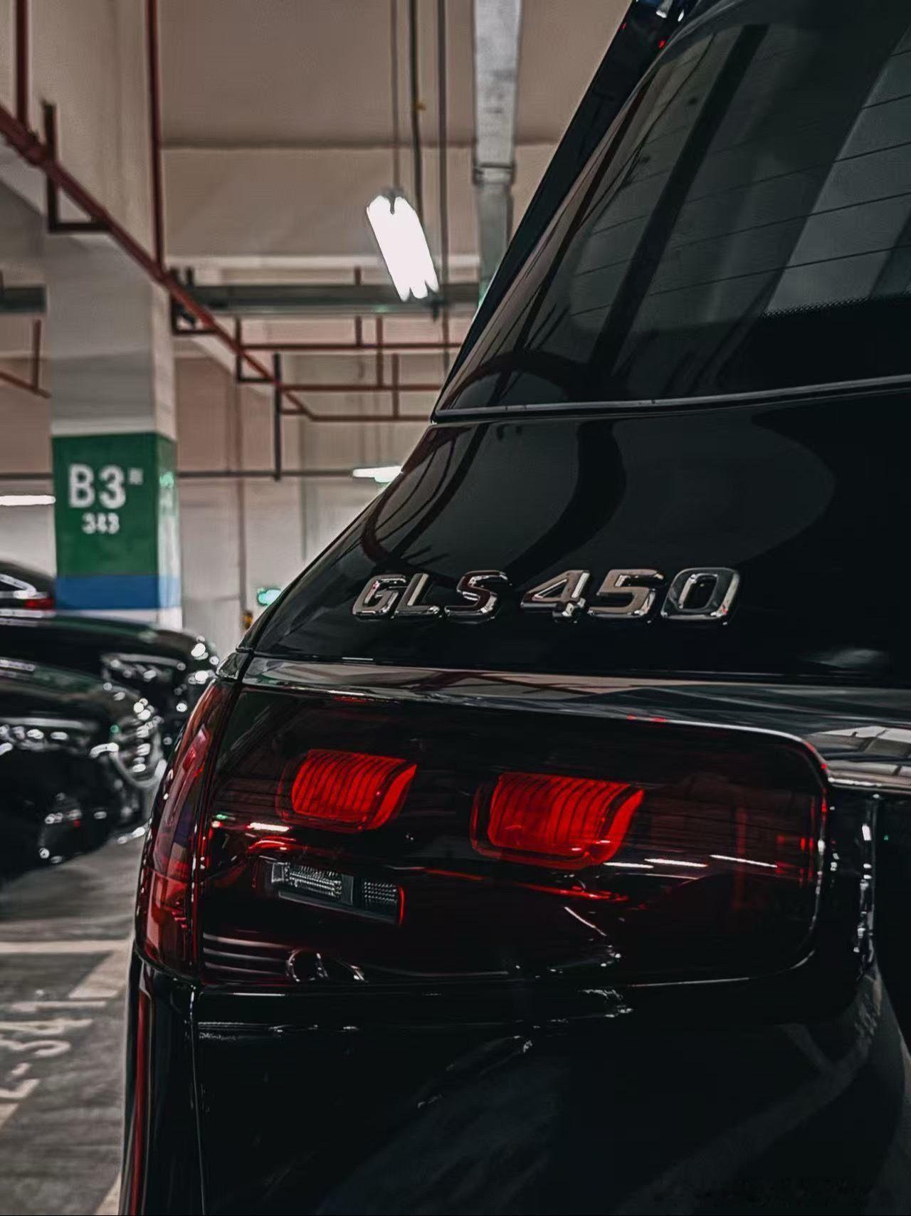 奔驰GLS｜百万级全尺寸SUV，从来不止一台代步车。当别的七座只在将就...