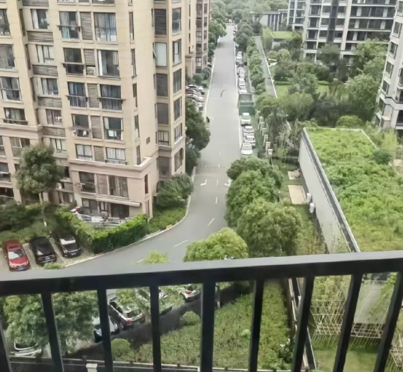 昨天陪表弟看了一整天房，好不容易看到套不错的。结果走到阳台一看，正对着小区大门的