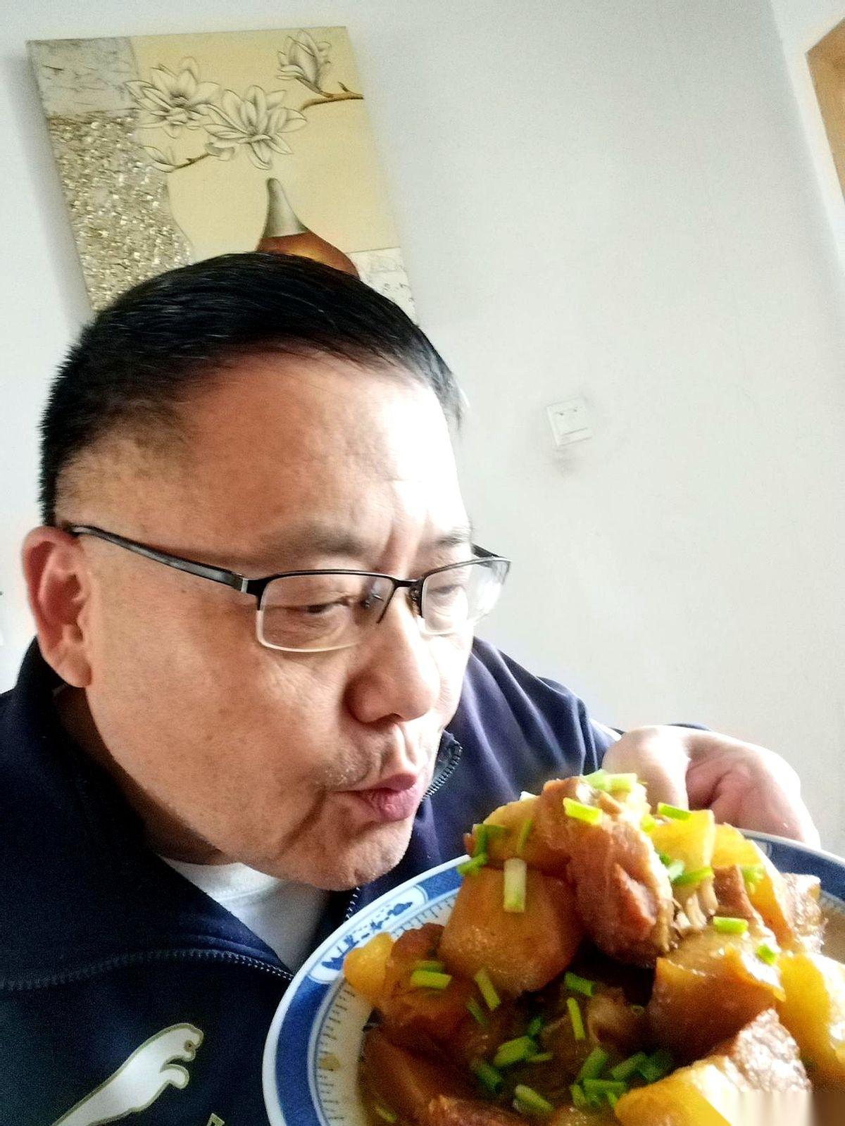 别劝了。我知道我胖，我知道五花肉是“禁品”。但今天，我就是要吃。早上去菜市
