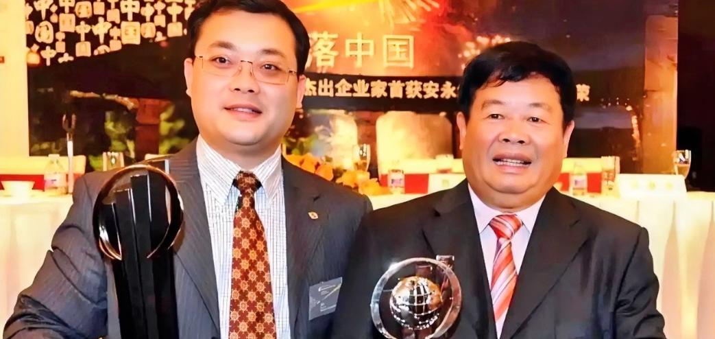 曹德旺今天辞去福耀玻璃董事长职务，位置传给了儿子曹辉。很多人都以为女婿会接手