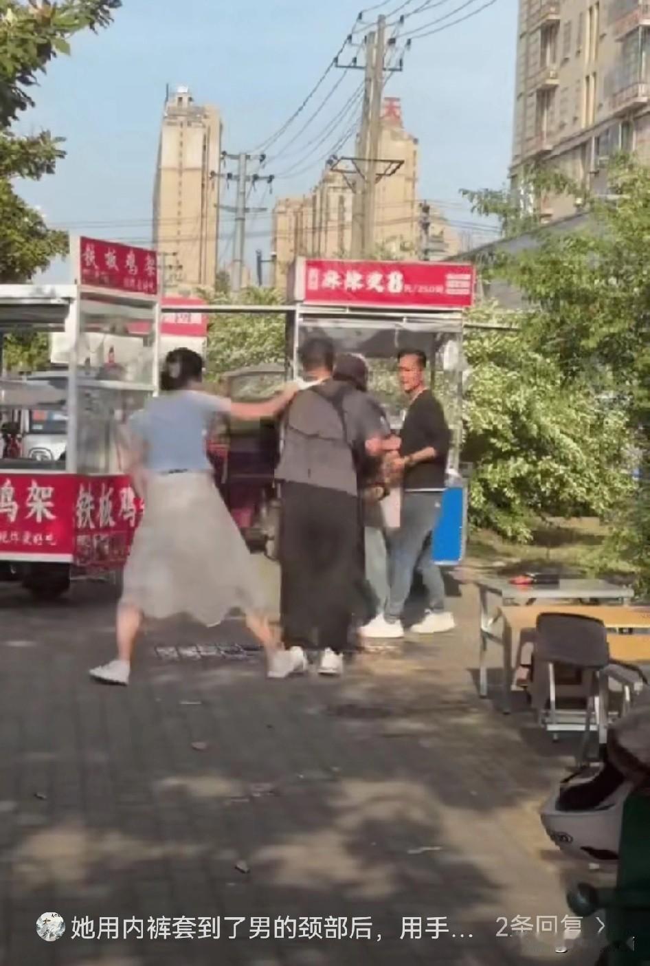 女人如果狠起来，比谁都下得去手！摆摊的两对夫妻不知什么原因吵起了架，男的把一桶