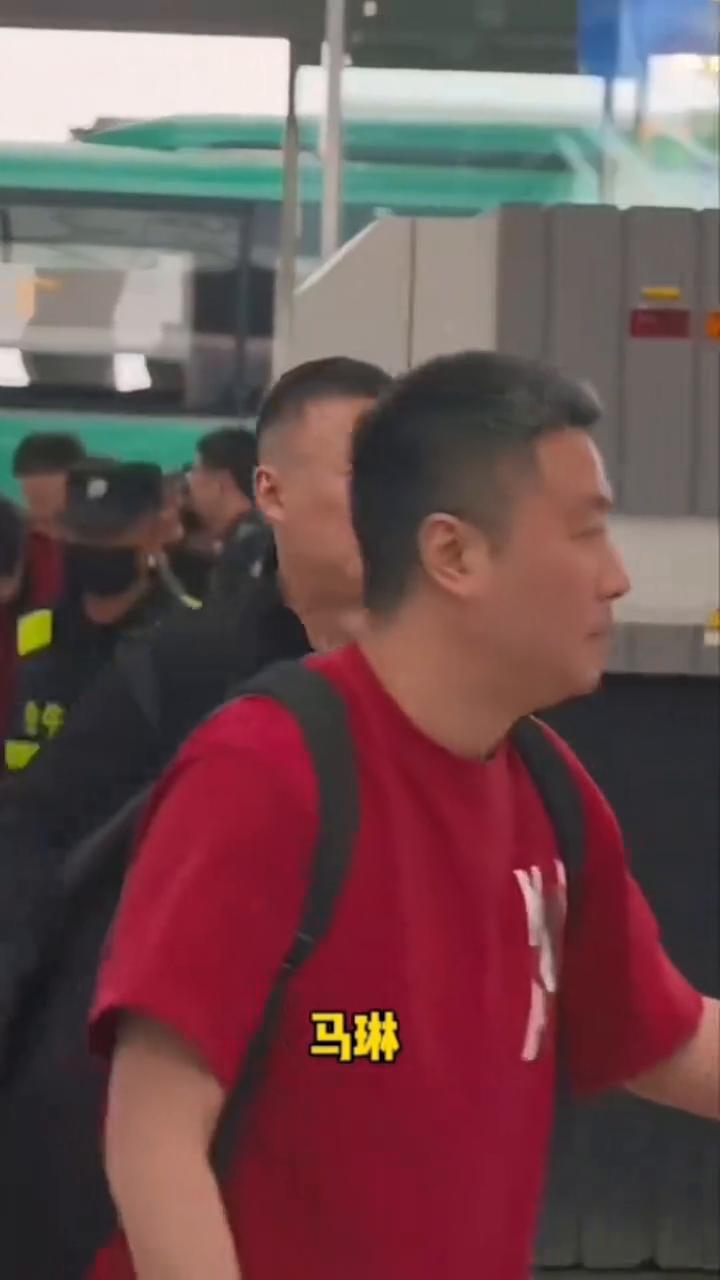 国乒大部队结束成都封训，集体返京。看到了邱指导，莎莎走会员通道。马琳、王曼昱、