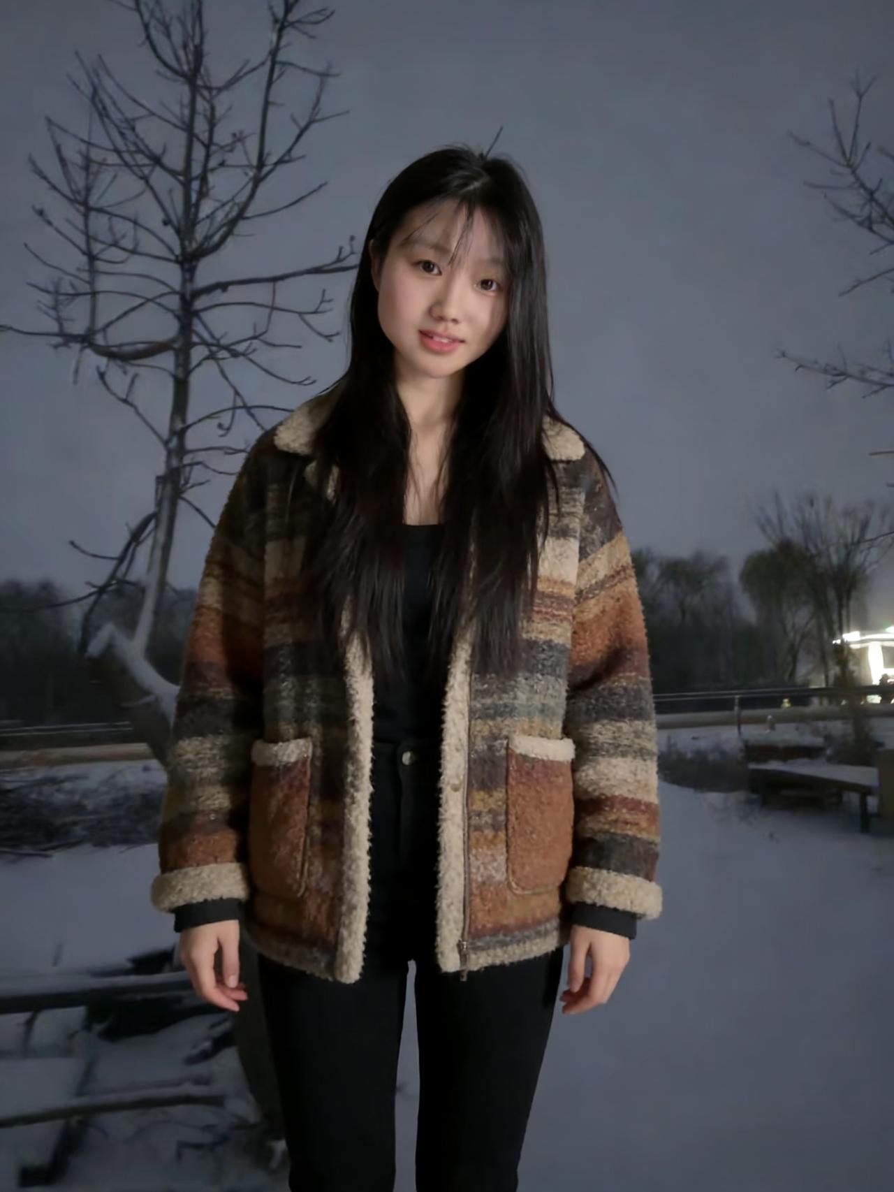 当初冬的风撕开秋的余温雪，是北方递给季节的名片她站在落雪的夜色里像一块被寒