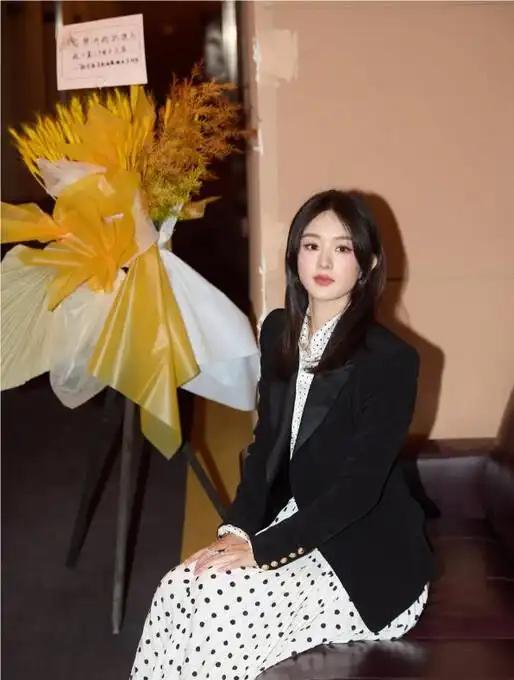 赵丽颖，她36岁的时候，身着黑色西装搭配波点半身裙登场亮相，不但时髦且带有洋气之